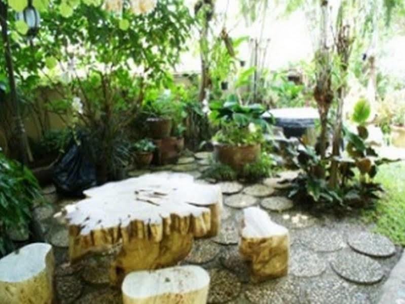 Noble Night Guesthouse Kanchanaburi Esterno foto