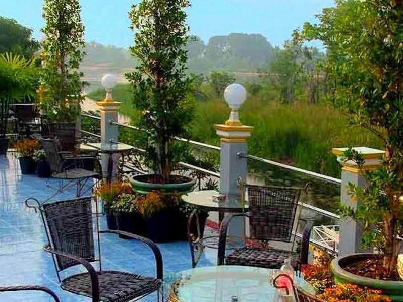 Noble Night Guesthouse Kanchanaburi Esterno foto