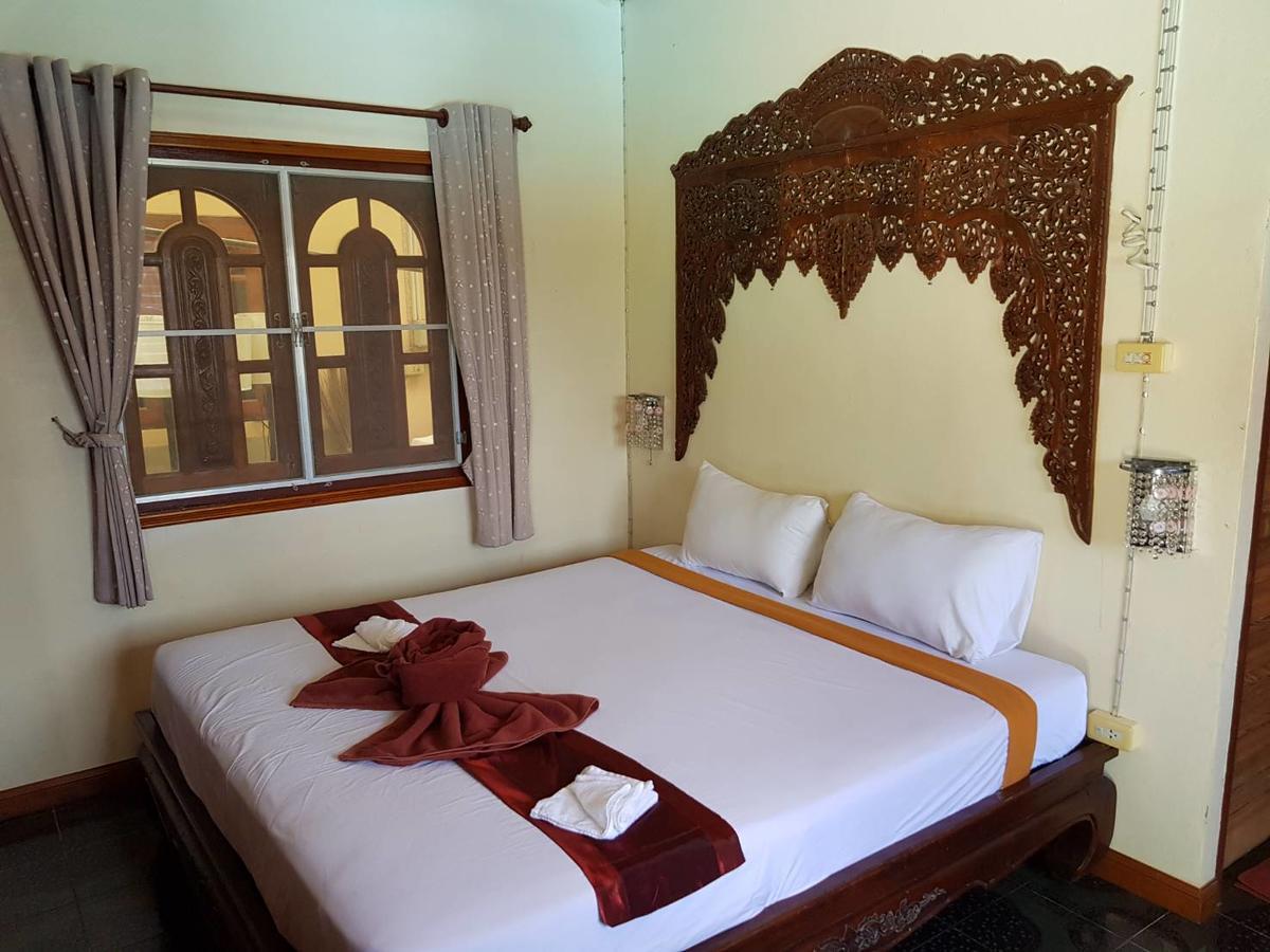 Noble Night Guesthouse Kanchanaburi Esterno foto
