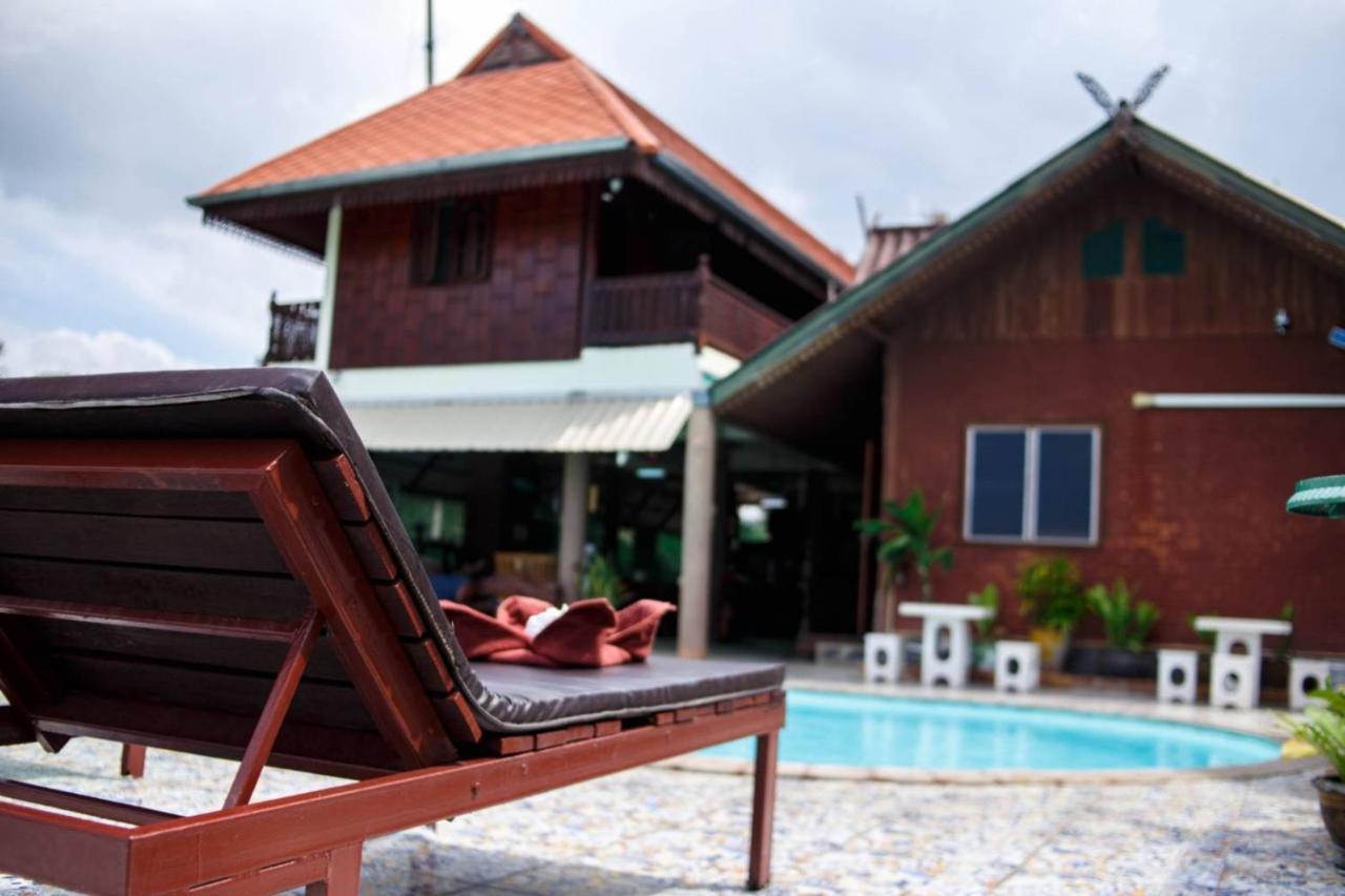 Noble Night Guesthouse Kanchanaburi Esterno foto