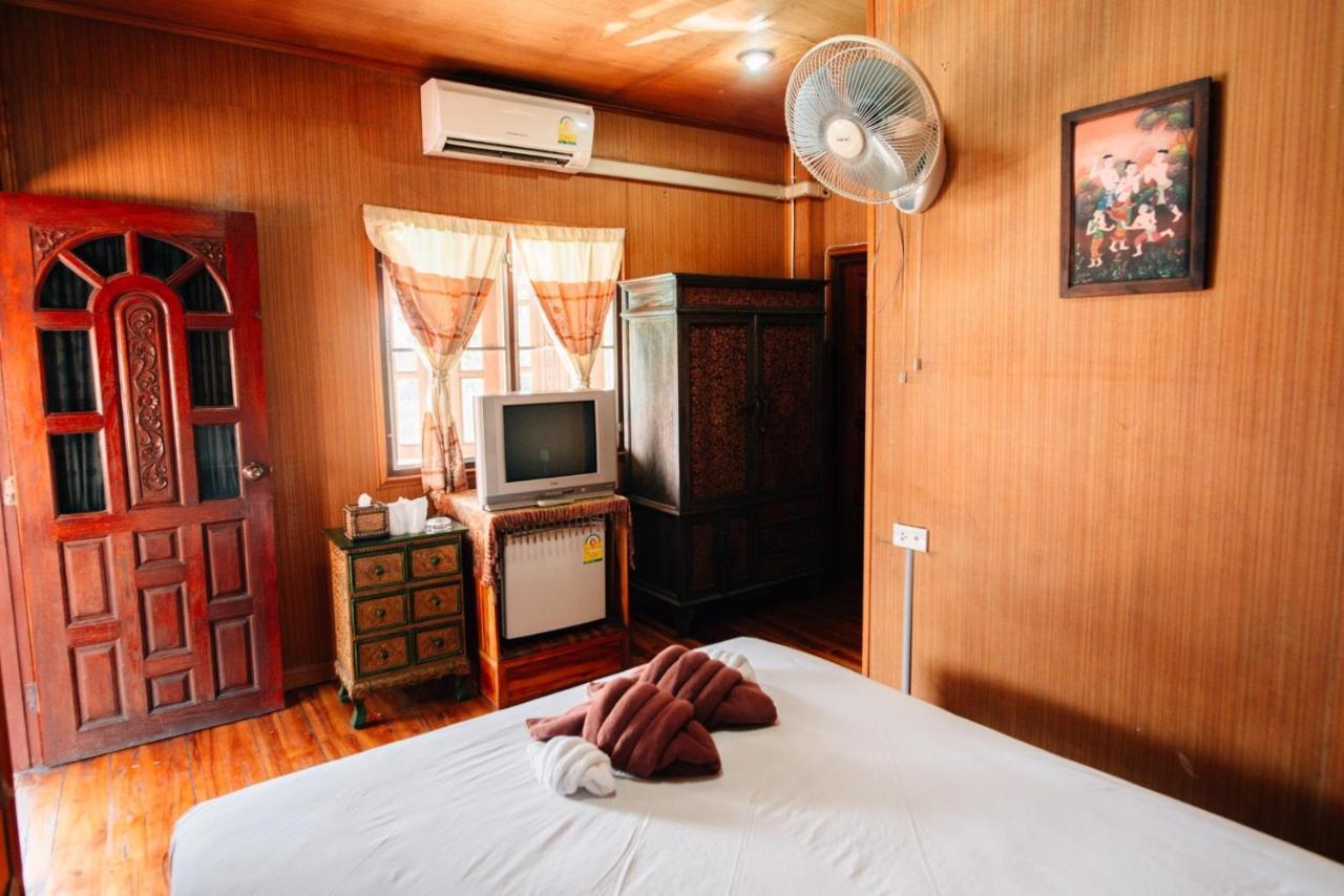 Noble Night Guesthouse Kanchanaburi Esterno foto