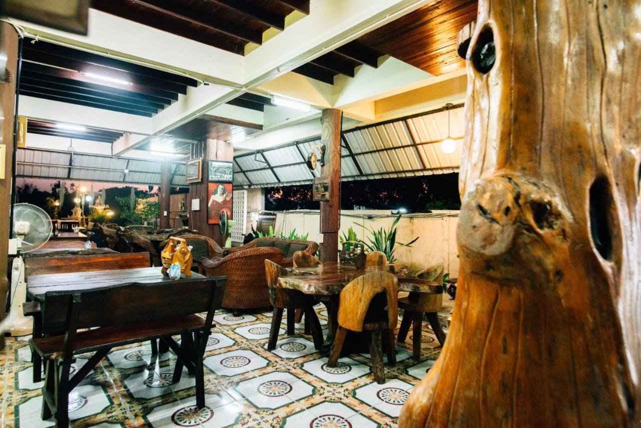 Noble Night Guesthouse Kanchanaburi Esterno foto
