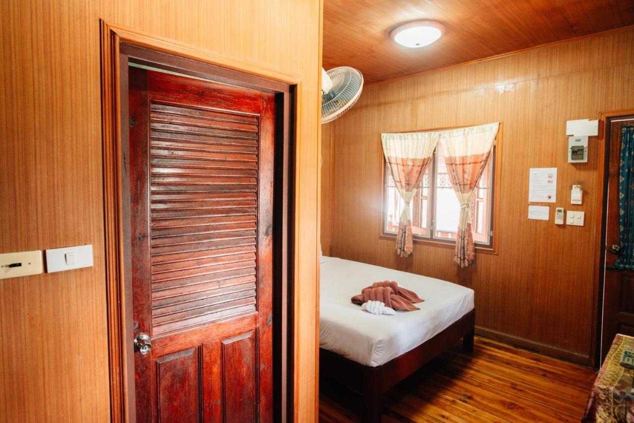 Noble Night Guesthouse Kanchanaburi Esterno foto