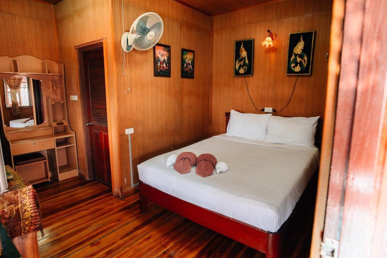 Noble Night Guesthouse Kanchanaburi Esterno foto