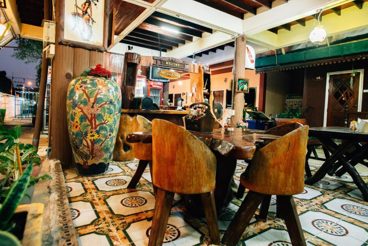 Noble Night Guesthouse Kanchanaburi Esterno foto