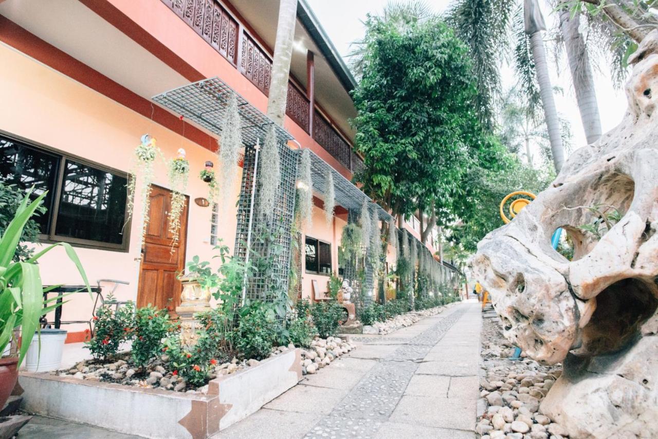 Noble Night Guesthouse Kanchanaburi Esterno foto
