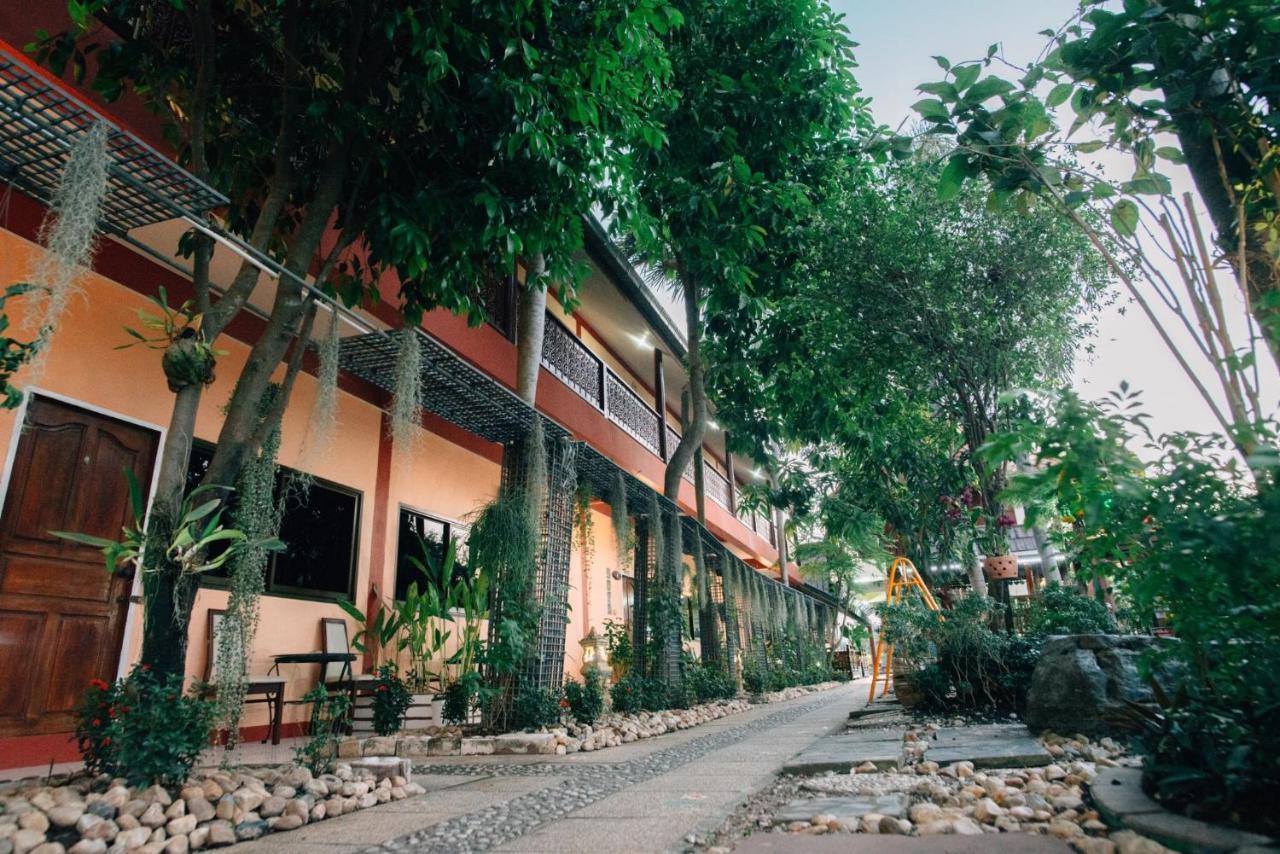 Noble Night Guesthouse Kanchanaburi Esterno foto