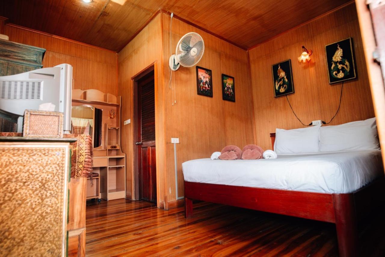 Noble Night Guesthouse Kanchanaburi Esterno foto