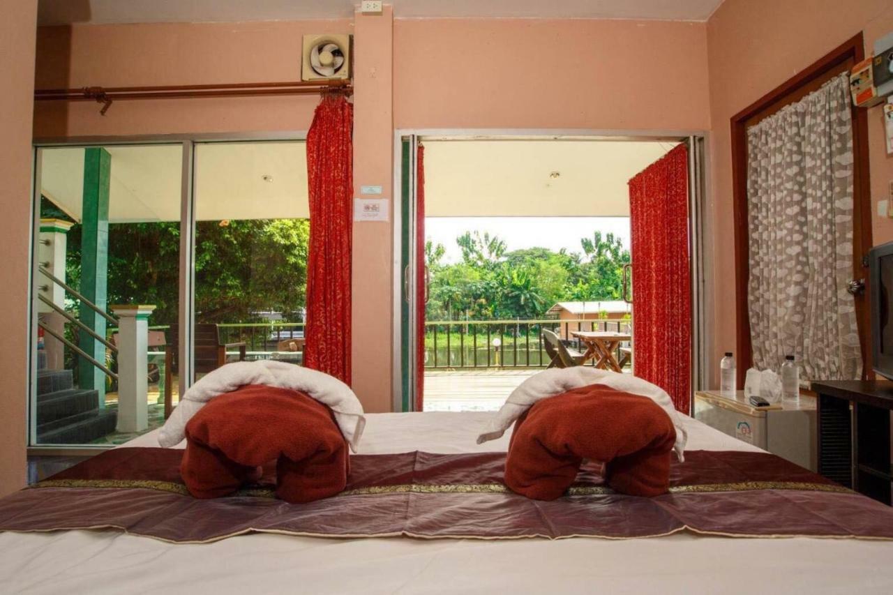 Noble Night Guesthouse Kanchanaburi Esterno foto